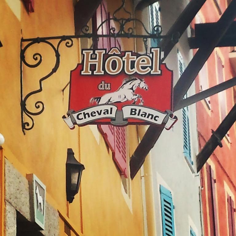 Hotel Du Cheval Blanc Barcelonnette Bagian luar foto