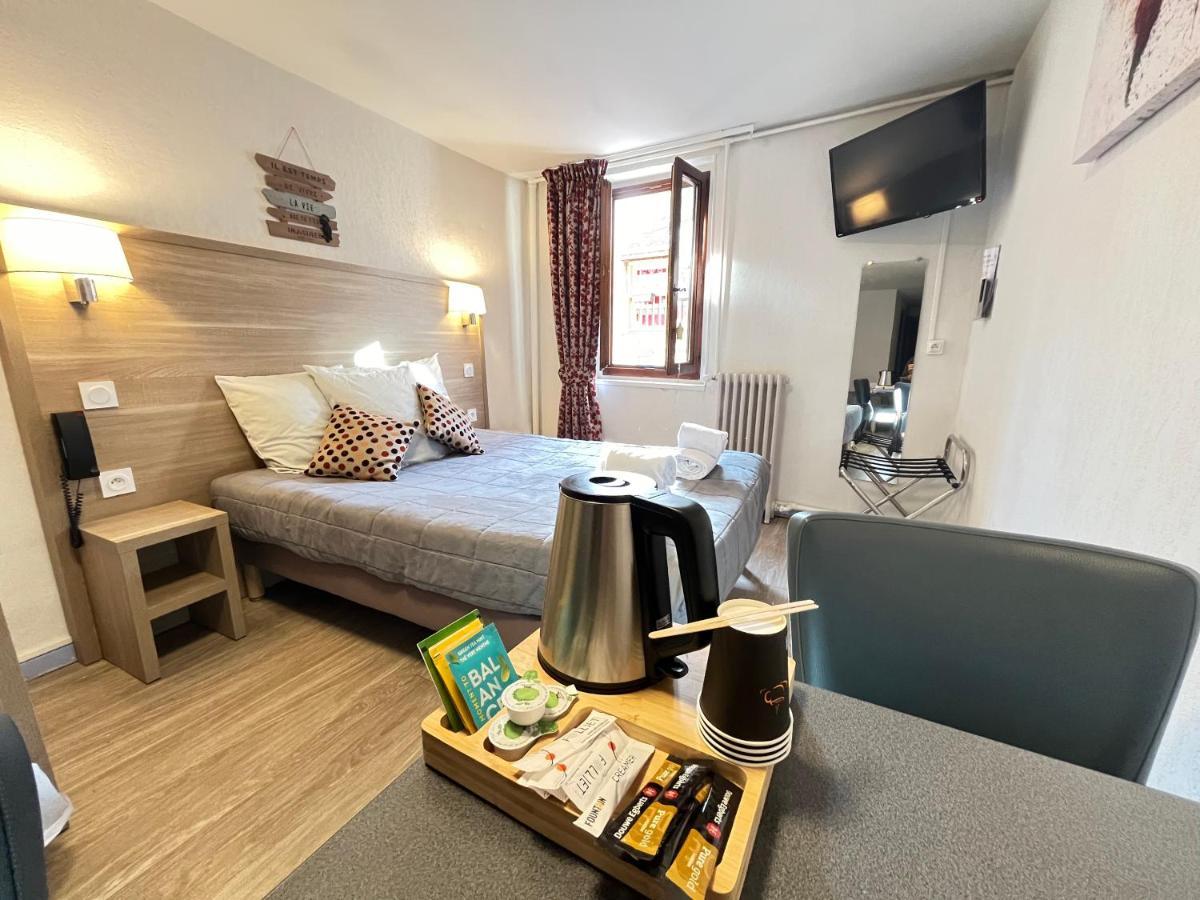 Hotel Du Cheval Blanc Barcelonnette Bagian luar foto