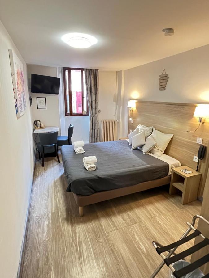 Hotel Du Cheval Blanc Barcelonnette Bagian luar foto