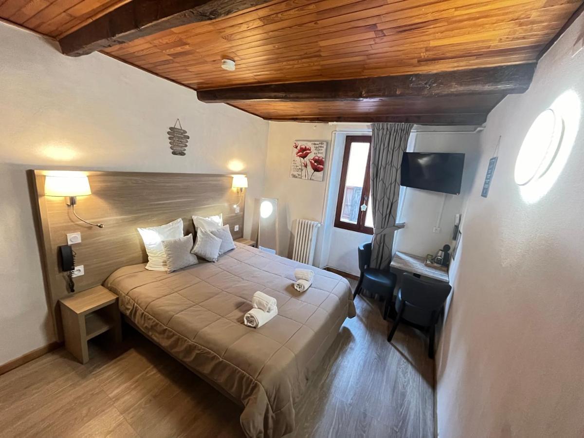 Hotel Du Cheval Blanc Barcelonnette Bagian luar foto