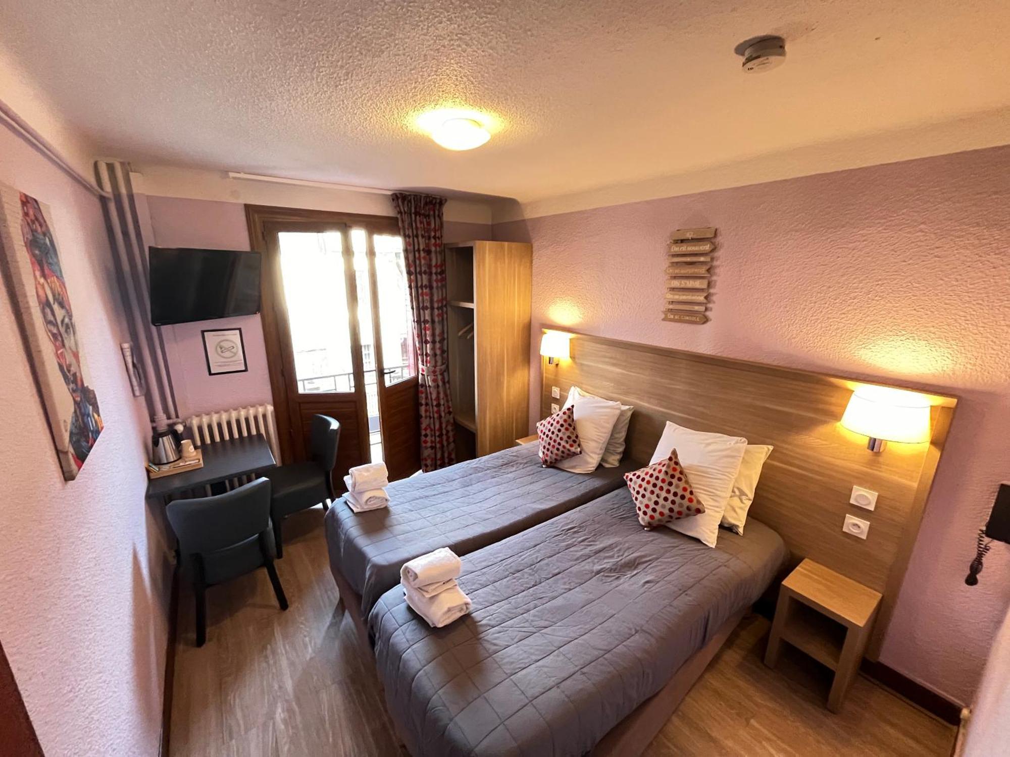 Hotel Du Cheval Blanc Barcelonnette Bagian luar foto
