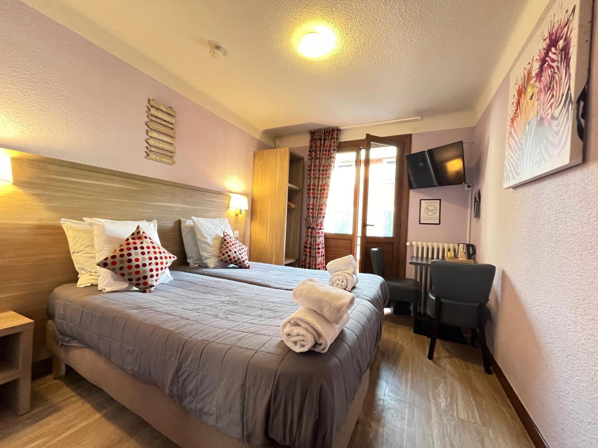 Hotel Du Cheval Blanc Barcelonnette Bagian luar foto