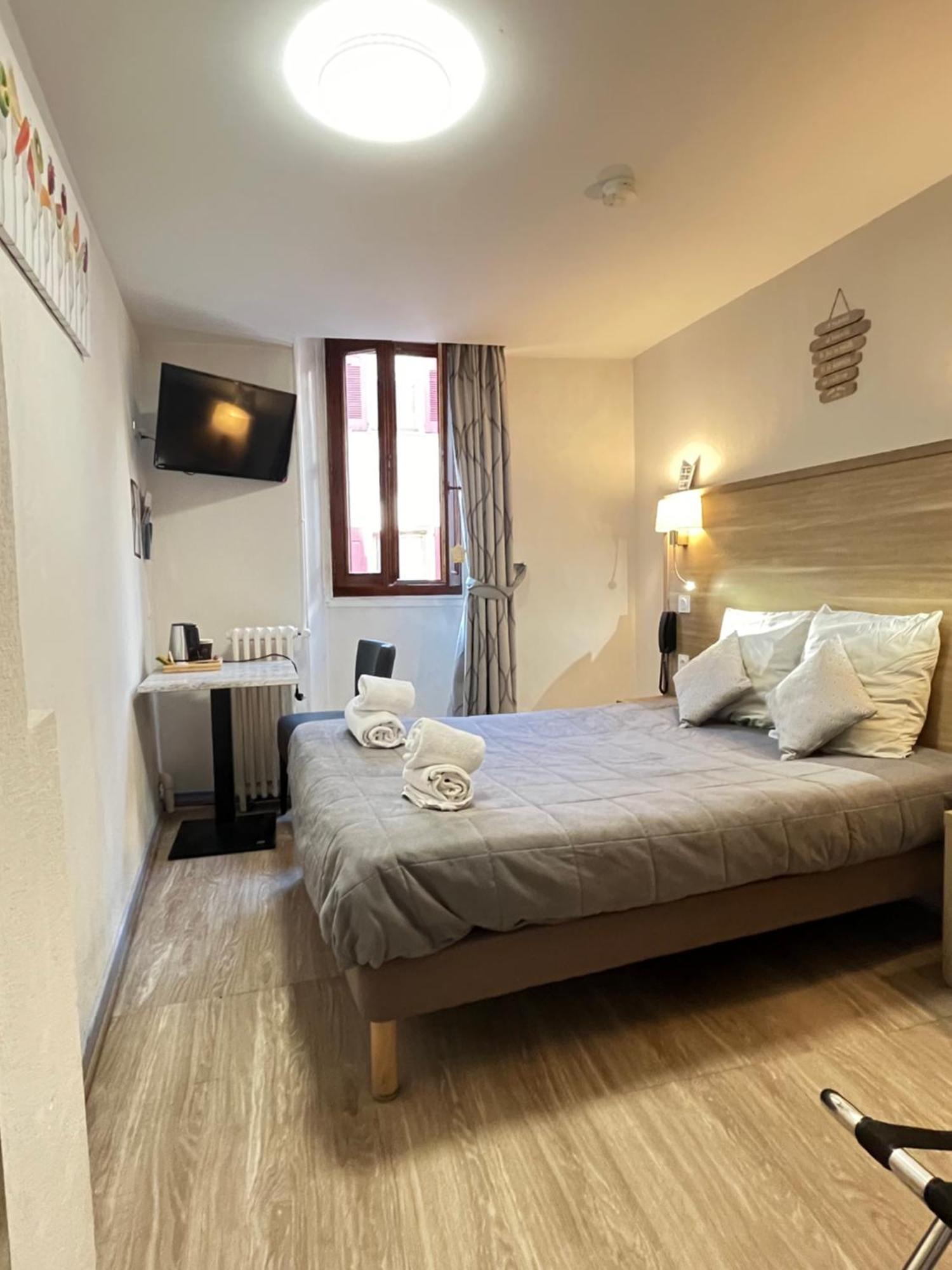 Hotel Du Cheval Blanc Barcelonnette Bagian luar foto