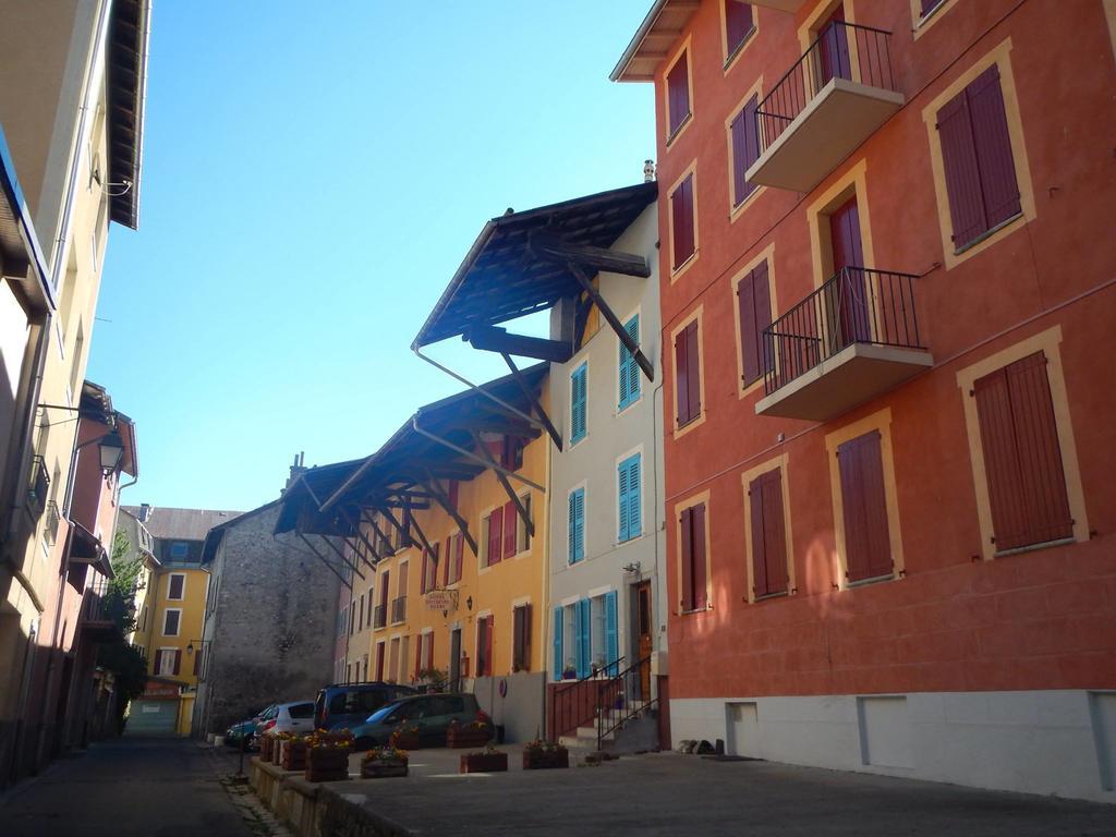 Hotel Du Cheval Blanc Barcelonnette Bagian luar foto